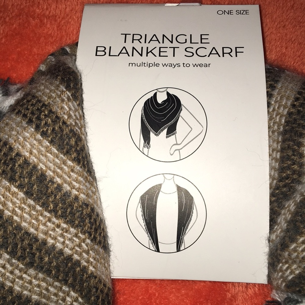 Triangle Scarf 🧣 - Picture 2 of 4